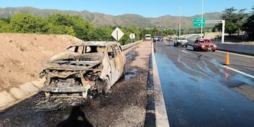 Un auto se incendió en la Autovía de Punilla y sus ocupantes lograron escapar. Gentileza: Diario de Carlos Paz