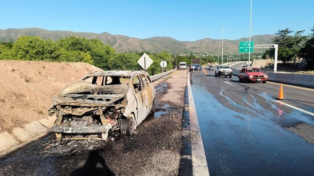 Un auto se incendió en la Autovía de Punilla y sus ocupantes lograron escapar. Gentileza: Diario de Carlos Paz