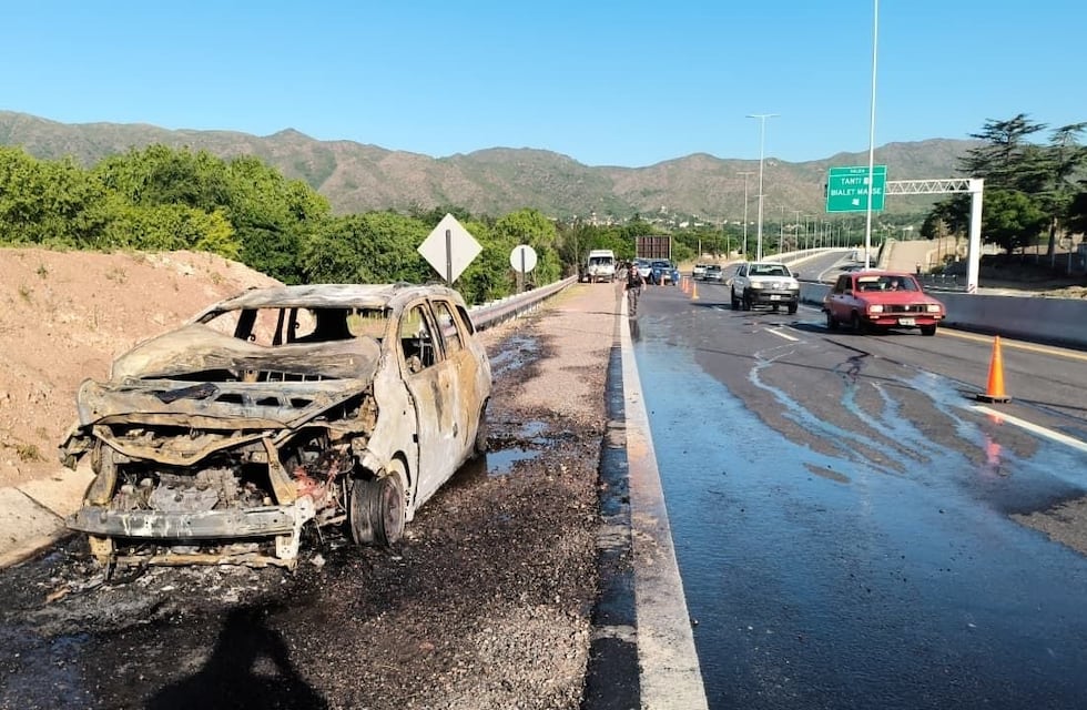 Un auto se incendió en la Autovía de Punilla y sus ocupantes lograron escapar