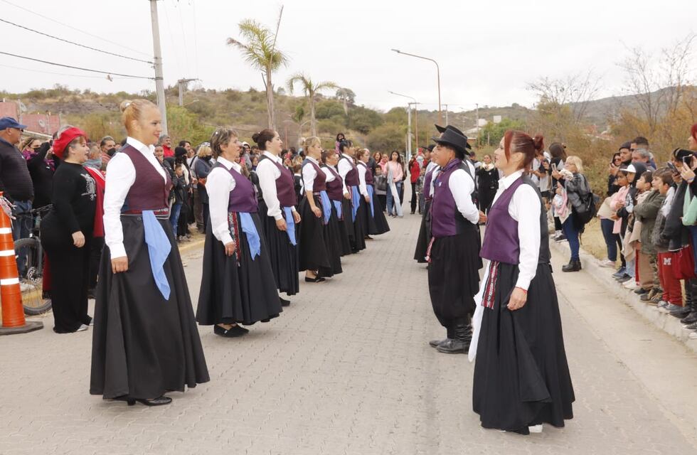 Desfile, chocolate y festejo patrio en los barrios de Carlos Paz