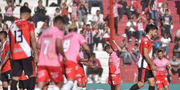 Joaquín Mateo en el festejo del gol de Instituto. Una interesante opción para Lucas Bovaglio (Facundo Luque / La Voz).