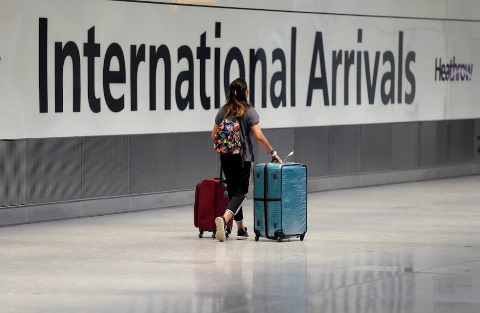 COVID-19: los viajeros que arriben al Reino Unido no deberán presentar más un test negativo ni deberán aislarse