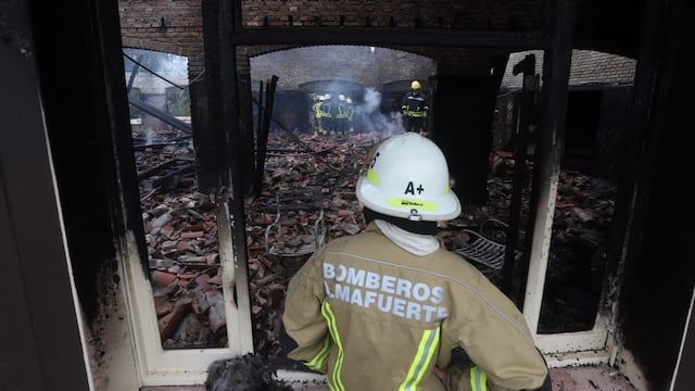 incendio
El Hotel 4 de la Unidad Turística Embalse se incendió este miércoles provocando importantes daños materiales en el lugar. El foco se concentró en el sector de cocinas y del comedor del establecimiento
nelson torres
