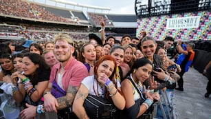 Los fanáticos esperan el inicio del concierto Taylor Swift: The Eras Tour, en Buenos Aires, Argentina. (AP)
