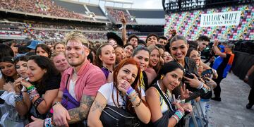 Los fanáticos esperan el inicio del concierto Taylor Swift: The Eras Tour, en Buenos Aires, Argentina. (AP)