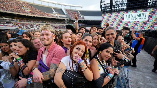 Los fanáticos esperan el inicio del concierto Taylor Swift: The Eras Tour, en Buenos Aires, Argentina. (AP)