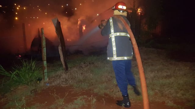 Oberá: Policías y Bomberos sofocaron tres incendios ocurridos ayer en Oberá