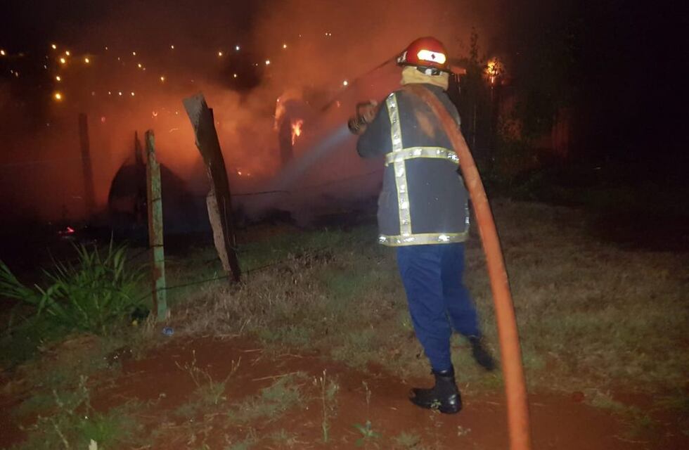 Oberá: Policías y Bomberos sofocaron tres incendios ocurridos ayer