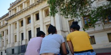 Madres y padres de niños que asisten a un jardín en barrio Coronel Olmedo que presuntamente fueron abusados.