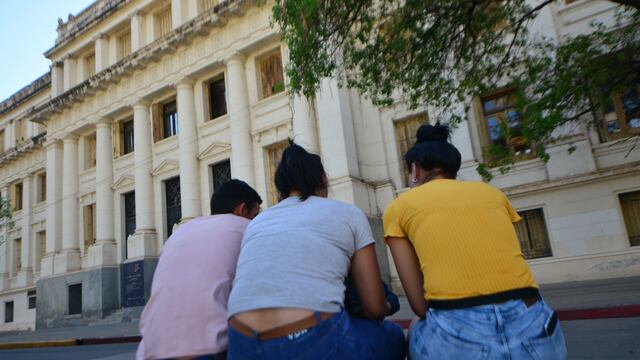 Madres y padres de niños que asisten a un jardín en barrio Coronel Olmedo que presuntamente fueron abusados.