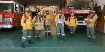Los bomberos voluntarios de Punta Alta reciben donaciones de agua mineral
