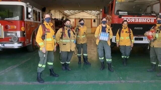 Los bomberos voluntarios de Punta Alta reciben donaciones de agua mineral