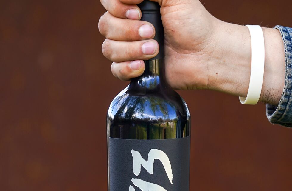 La solución mágica en Córdoba: un hombre enseñó un truco para abrir un vino sin destapador