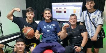 Aldo Taborda junto a LJ y Campee responsables de la apertura de la Fiesta de Disfraces.