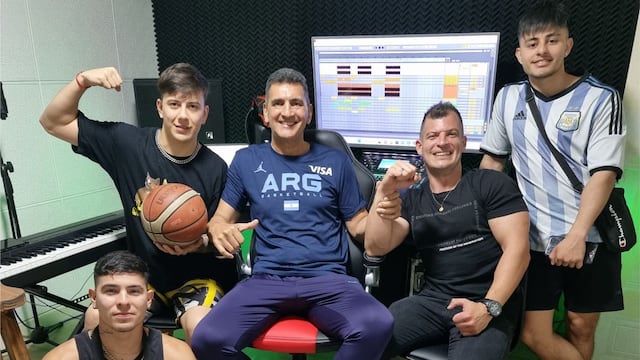 Aldo Taborda junto a LJ y Campee responsables de la apertura de la Fiesta de Disfraces.
