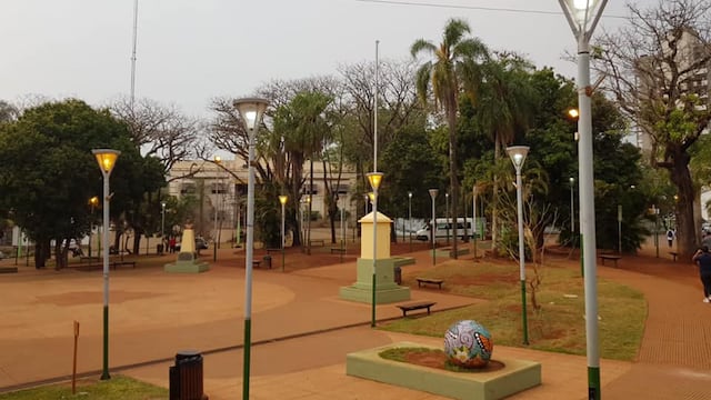 La Municipalidad de Iguazú continúa la instalación de luces en plaza y espacios públicos