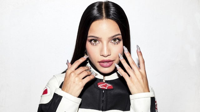 Emilia Mernes sorprendió en Nueva York con un look sastrero que es tendencia.