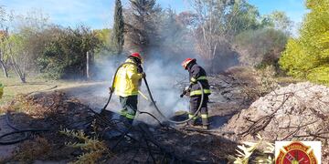 Bomberos de Claromecó combatieron un incendio en un terreno sobre calle 19
