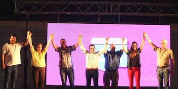 El intendente Walther Marcolini festejando la victoria de Cambia Mendoza en Alvear.