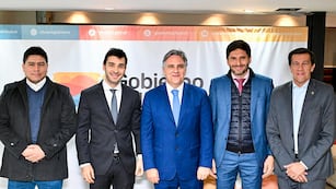 Claudio Vidal, Ignacio Torres, Martín Llaryora, Maximiliano Pullaro y Carlos Sadir, los gobernadores que lanzaron el frente electoral "Un Grito Federal".