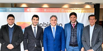 Claudio Vidal, Ignacio Torres, Martín Llaryora, Maximiliano Pullaro y Carlos Sadir, los gobernadores que lanzaron el frente electoral "Un Grito Federal".