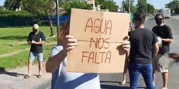 Reclamos en Saldán, esta semana, por la escasez de agua potable. (Gentileza)