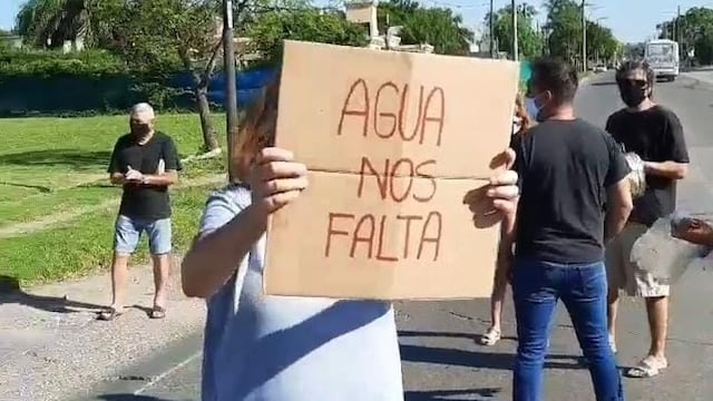 Reclamos en Saldán, esta semana, por la escasez de agua potable. (Gentileza)