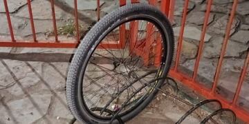 Robó “media” bicicleta y amenazó al personal policial que lo aprehendió