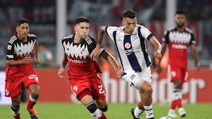 Rubén Botta contra el ex Talleres, Rodrigo Villagra. De los duelos que se vienen para octavos contra River (Prensa Talleres)