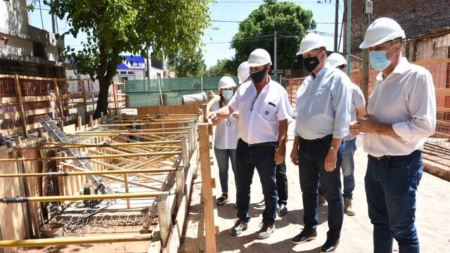Perotti y Castellano recorriendo la obra de desagüe de calle Tucumán