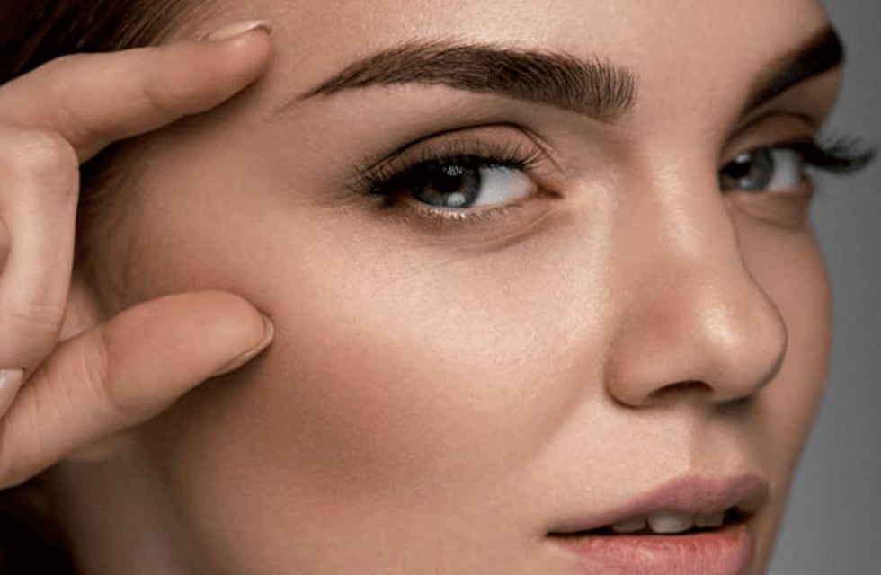 Ni pestañas postizas ni lifting: la nueva tendencia natural para ojos que es furor este invierno 2025