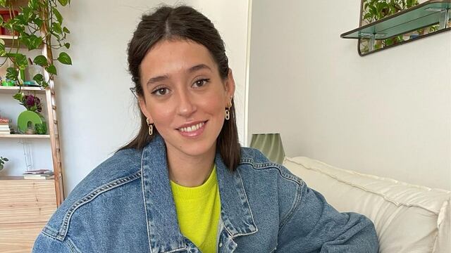 Leticia Siciliani posó con la camisa totalmente desprendida y se le vio de más.