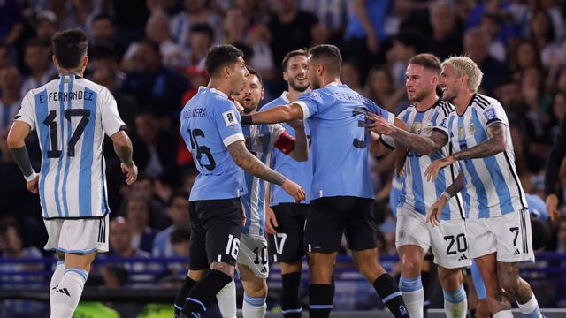 AMDEP3112. BUENOS AIRES (ARGENTINA), 16/11/2023.- Jugadores de Argentina discuten con los de Uruguay hoy, en un partido de las Eliminatorias Sudamericanas para la Copa Mundial de Fútbol 2026 entre Argentina y Uruguay en el estadio La Bombo en Buenos Aires (Argentina). EFE/ Juan Ignacio Roncoroni