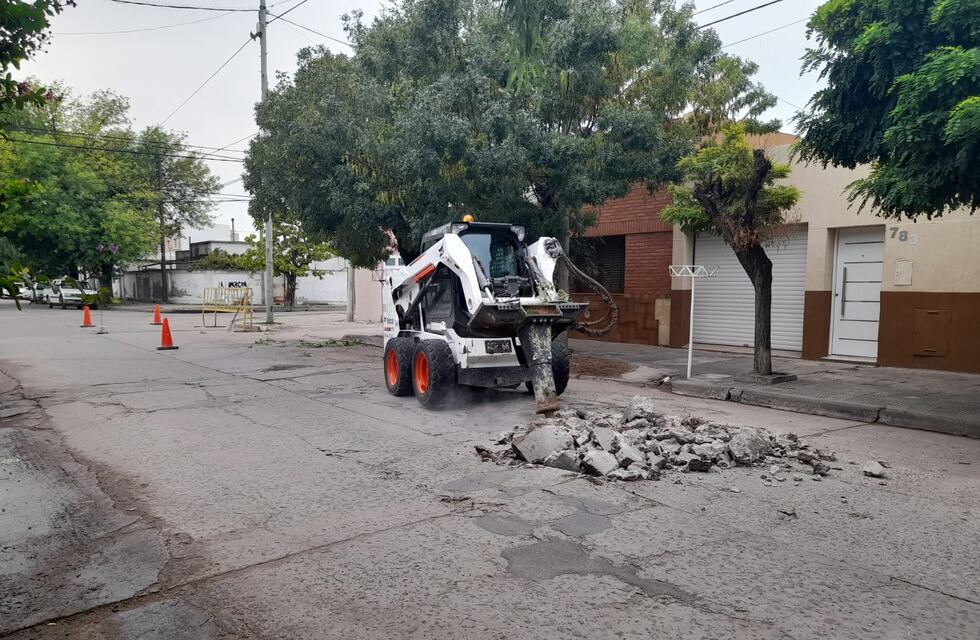 Reparan hormigón en calle Pellegrini al 700