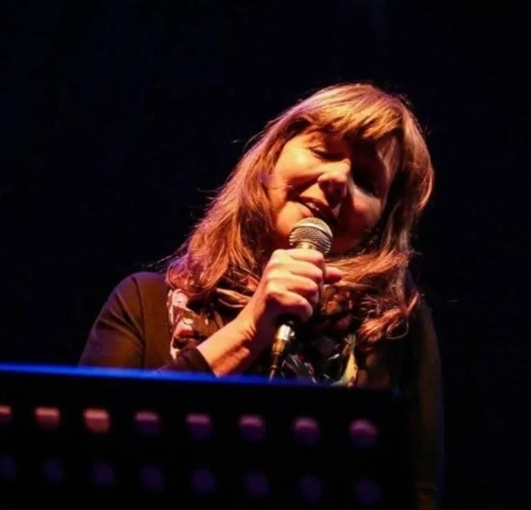 Josi comparte su amor por la música y la familia en sus redes sociales, donde publica imágenes junto a Charly y otros artistas.