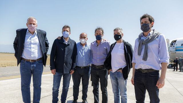 La comitiva que acompañó a Alberto Fernández a La Rioja. (Foto / Presidencia)