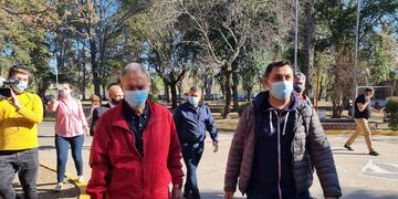 El gobernador Schiaretti se mostró distendido con su habitual campera roja "de elecciones". (Gentileza Mariano Nievas).