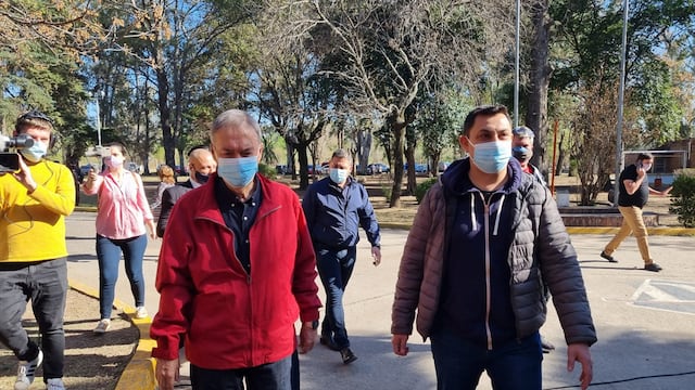 El gobernador Schiaretti se mostró distendido con su habitual campera roja "de elecciones". (Gentileza Mariano Nievas).
