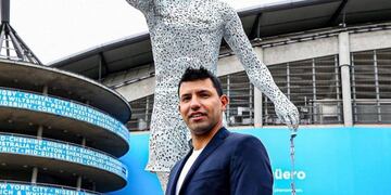 Kun Agüero junto a su estatua en Manchester (Prensa City)