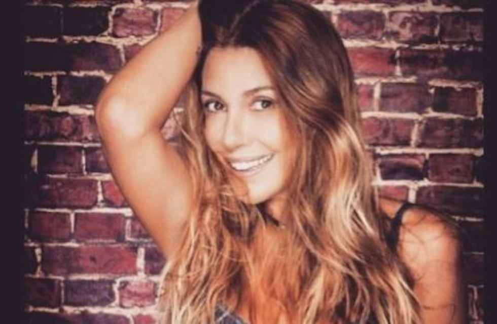 Desde la piscina, Mónica Ayos deslumbró en bikini a sus 50 años