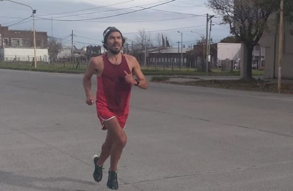 Ulises Sanguinetti en el podio de la Maratón de Buenos Aires