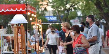 Primera edición de Plaza Feria, en donde artesanos rafaelinos, con protocolos, volvieron a la Plaza 25 de Mayo.
