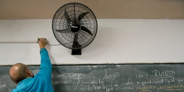 Mendoza 25 de Noviembre 2020 Sociedad
Retorno a las Clases Presenciales. Las escuelas, colegios , institutos y Universidades se preparan para el retorno a las clases presenciales
En la foto Celadores del Colegio Vicente Zapata limpian los cursos, cocina, patios y aulas
ventilador viento calor
celador, clase, edcuacion, paritaria, docente, celadora
tiempo, distanciamiento social, clima, frio , calor, verano, primavera , fila, banco, centrico, coronavirus, covid19 , pandemia,
Foto: Orlando Pelichotti / Los Andes