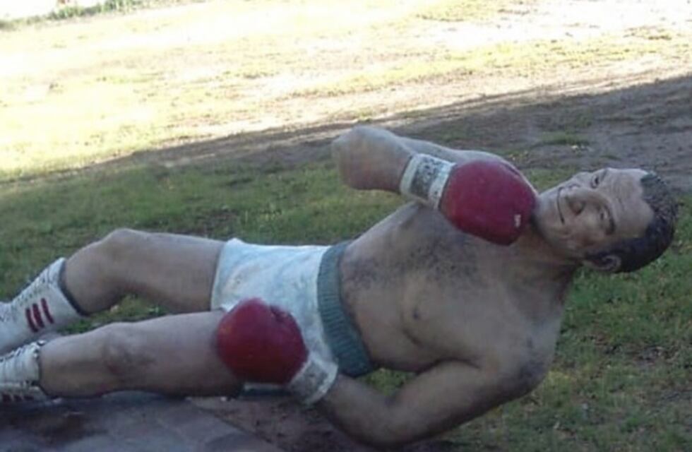 Destrozaron la estatua de Nicolino Locche