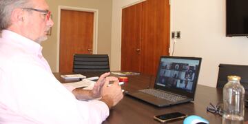 El ministro de Producción, Ciencia y Tecnología de la provincia, Daniel Costamagna, ya participó encuentros internacionales con empresarios mediante videoconferencia. (@produccionsf)