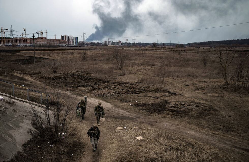 Conflicto Rusia-Ucrania: nueva alerta en Kiev por el humo contaminado, mientras hay denuncias por falta de comida