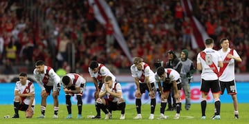 Todo River lamenta la derrota por penales ante Inter, en Porto Alegre. (Fotobaires)