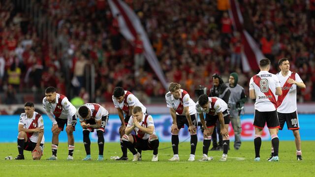 Todo River lamenta la derrota por penales ante Inter, en Porto Alegre. (Fotobaires)