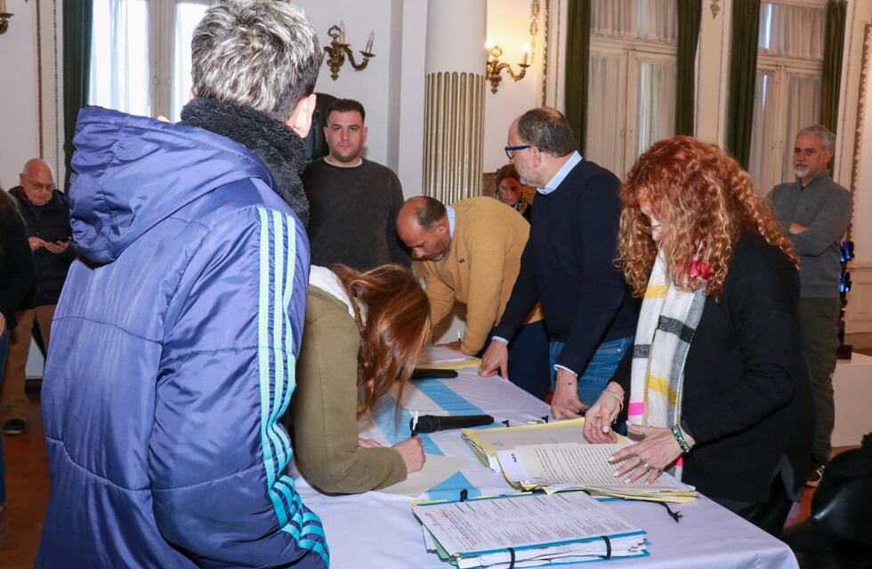 Tres Arroyos: firma de 95 escrituras en el despacho del intendente