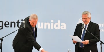 Alberto Fernández y Jaime Perzcyk, el nuevo ministro de Educación, en Casa Rosada. (Foto: Federico López Claro)